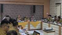 Bupati Inhil H Herman saat memimpin Rakor diskusi strategis bersama Forkopimda, anggota DPRD, kepala OPD, camat, dan perwakilan perusahaan. Tentang Wajib Salurkan csr untuk penanganan Banjir