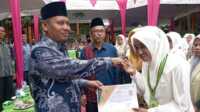 Kasi Penmad Kemenag Tanah Datar bersama Kepala Madrasah, Komite dan Guru melepas siswa MTsN 10 Tanah Datar. (JurnalTerkini.id/diona)
