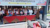 Polres Dharmasraya menggelar konferensi pers pengungkapan kasus narkoba di Mapolres Dharmasraya, Senin (5/5/2025). (JurnalTerkini.id/Brando)