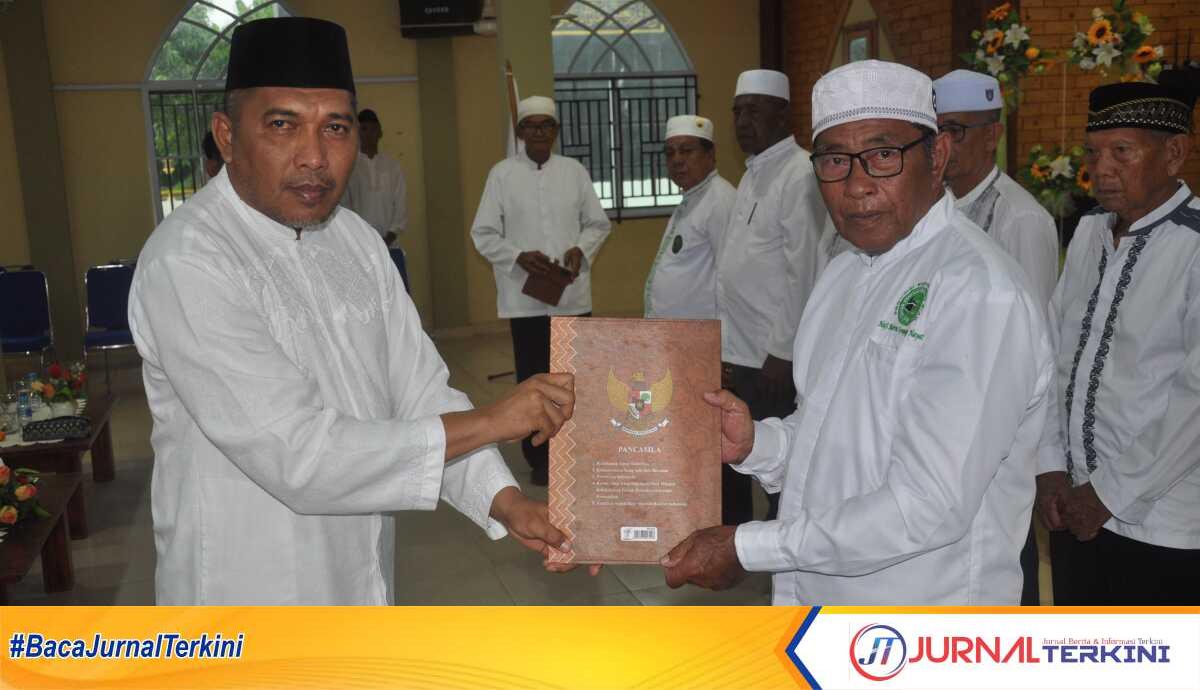 Rocky dan iphi Karimun Wakil Bupati Karimun Rocky Marciano Bawole (kiri) menghadiri pertemuan bulanan sekaligus melantik Pengurus Cabang Ikatan Persaudaraan Haji Indonesia (IPHI) Kecamatan Meral Barat masa bakti 2025-2030 oleh Pengurus Daerah IPHI Kabupaten Karimun, Minggu (18/05/2025). (JurnalTerkini.id/edy kencana)