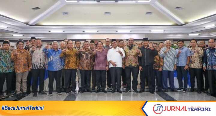 Gubernur Jawa Tengah, Ahmad Luthfi saat silaturahmi dan Rapat Kerja Forum Majelis Wali Amanat (MWA) Perguruan Tinggi Negeri Badan Hukum (PTN-BH) se-Indonesia, di Gedung Gradhika Bhakti Praja, Kota Semarang./Dok.Foto.Humas.Prov.jateng.(jurnalterkini.id/Ponco)