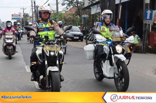 Patroli Kapolres Semarang AKBP Ratna Quratul Ainy gunakan sepeda motor di dampingi Kasat lantas Polres Semarang AKP Lingga Ramadhani dan anggota./Dok.Foto.Jk_Zed.(jurnalterkini.id/Ponco)