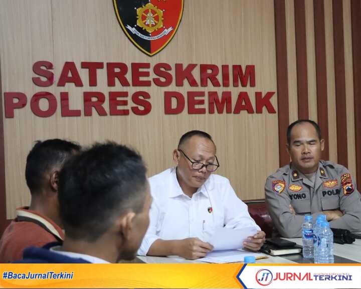 Polres Demak melalui Kasat Reskrim Polres Demak, AKP Kuseni (baju putih) saat gelar perkara di Mapolres Demak./Dok.Foto.Munthohar_Ershi.(jurnalterkini.id/Ponco)