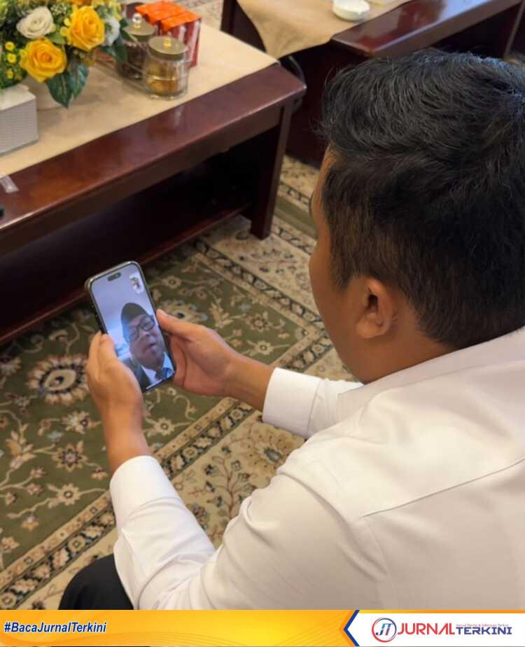 Wagub Sumbar Vasko Ruseimy saat menghubungi Mendikti Saintek, Kamis (15/05/2025).(Foto Adpim sumbar).