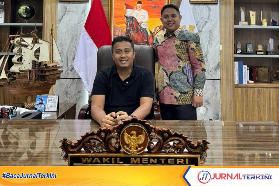 Wagub Sumbar Vasko Ruseimy (duduk).(foto Adpim sumbar)