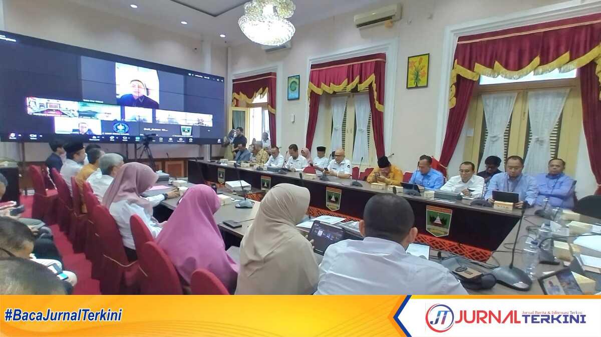 Penilaian Anugerah Adinata Syariah 2025, Gubernur Sumbar memaparkan capaian luar biasa daerahnya di hadapan Tim KNEKS, Dewan Juri, dan Setwapres via zoom, Rabu (7/5/2025). (Foto: Adpim Sumbar).