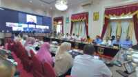 Penilaian Anugerah Adinata Syariah 2025, Gubernur Sumbar memaparkan capaian luar biasa daerahnya di hadapan Tim KNEKS, Dewan Juri, dan Setwapres via zoom, Rabu (7/5/2025). (Foto: Adpim Sumbar).