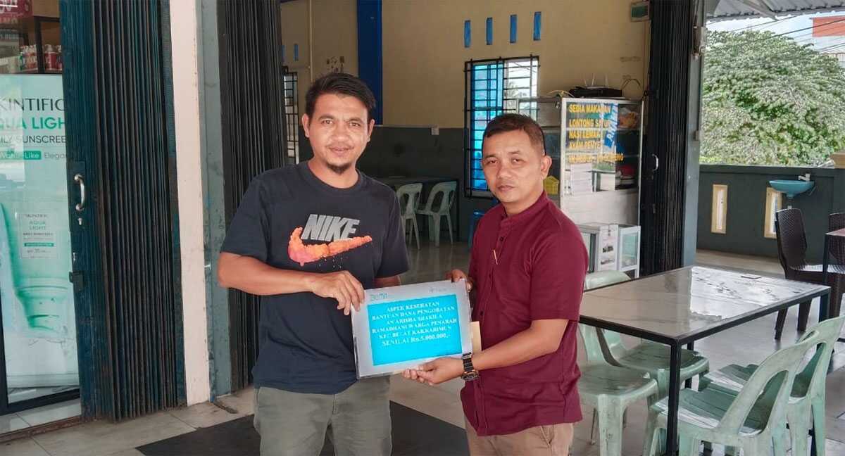 PT Timah menyerahkan bantuan kepada Ismail untuk biaya pengobatan anaknya, Arisha Shakila Ramadhani warga Desa Penarah, Kecamatan Belat, Kabupaten Karimun. (timah)