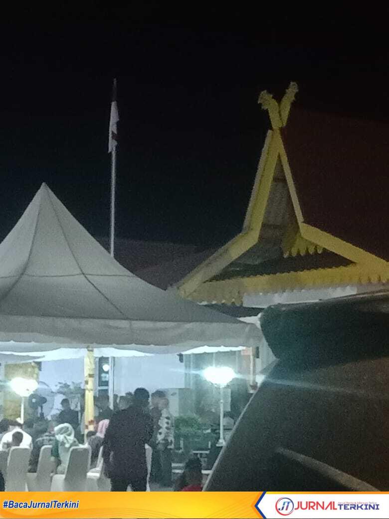 Bendera Merah Putih tampak masih berkibar hingga malam hari, hal itu terjadi pada acara pisah sambut kepala Bandara Dabo Singkep hingga pukul 22.20 malam, Selasa (27/5/2025). (JurnalTerkini.id/boy)