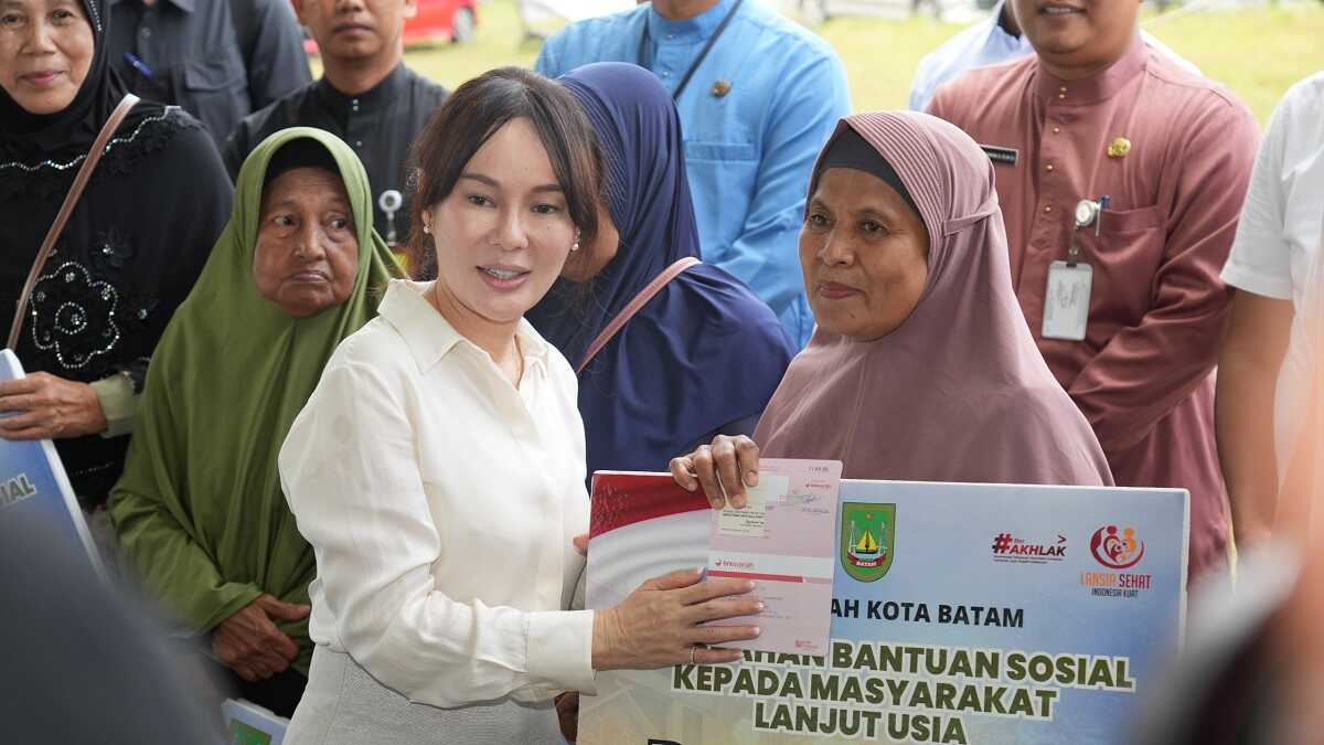 bp batam peduli lansia Wakil Kepala Badan Pengusahaan (BP) Batam sekaligus Wakil Walikota Batam, Li Claudia Chandra menyerahkan bantuan tunai kepada lansia di Lapangan Bola Legenda Malaka, Jumat (9/5/2025). (foto: humasbpbatam)