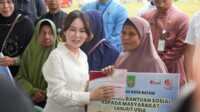 bp batam peduli lansia Wakil Kepala Badan Pengusahaan (BP) Batam sekaligus Wakil Walikota Batam, Li Claudia Chandra menyerahkan bantuan tunai kepada lansia di Lapangan Bola Legenda Malaka, Jumat (9/5/2025). (foto: humasbpbatam)