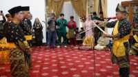 bupati Karimun Dato setia amanah Bupati Karimun Ing Iskandarsyah bersama Wakil Bupati Rocky Marciano Bawole hadir dianugerahi gelar Kebesaran Adat Dato’ Wira Setia Amanah dan Dato’ Timbalan Setia Amanah oleh Ketua Lembaga Adat Melayu (LAM) Kabupaten Karimun, Dato' Muhd. Firmansyah di Rumah Dinas Bupati Karimun, Rabu (28/05/2025). (JurnalTerkini.id/edy kencana)