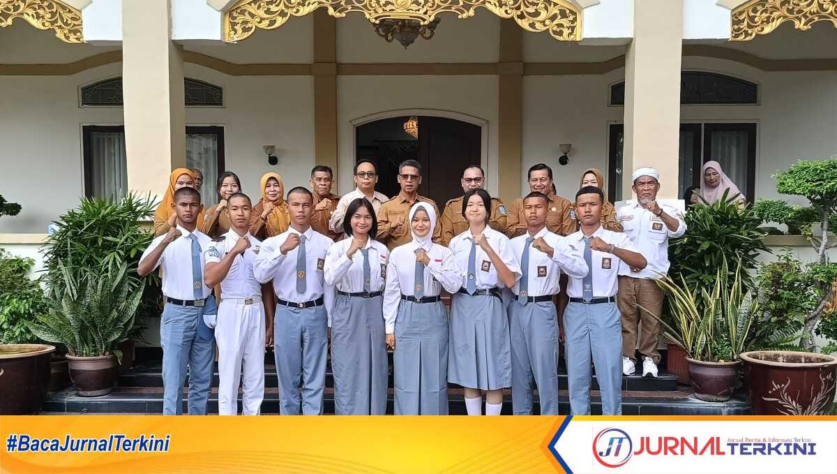 Bupati Karimun Iskandarsyah melepas secara resmi anggota Paskibraka sebanyak 8 orang untuk di seleksi di Provinsi Kepulauan Riau (Kepri) bertempat rumah dinas Bupati Karimun, Senin (05/05/2025). (JurnalTerkini.id/edy kencana)