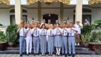 bupati Karimun lepas Paskibraka 3 Bupati Karimun Iskandarsyah melepas secara resmi anggota Paskibraka sebanyak 8 orang untuk di seleksi di Provinsi Kepulauan Riau (Kepri) bertempat rumah dinas Bupati Karimun, Senin (05/05/2025). (JurnalTerkini.id/edy kencana)