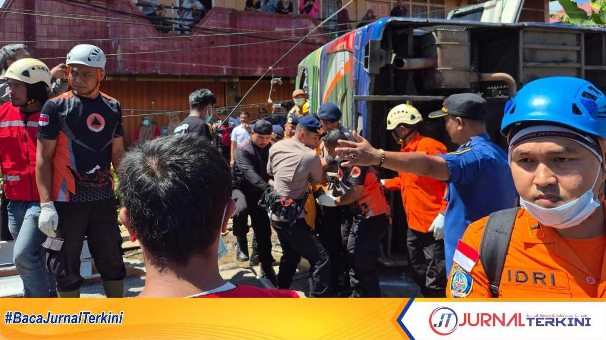 bus ALS kecelakaan Petugas mengevakuasi korban kecelakaan bus milik PT Antar Lintas Sumatera (ALS) dengan nomor polisi B 7512 FGA mengalami akibat rem blong di kawasan turunan Simpang MTSN, Padang Panjang, Senin (5/5/2025). (Dokumentasi pribadi)
