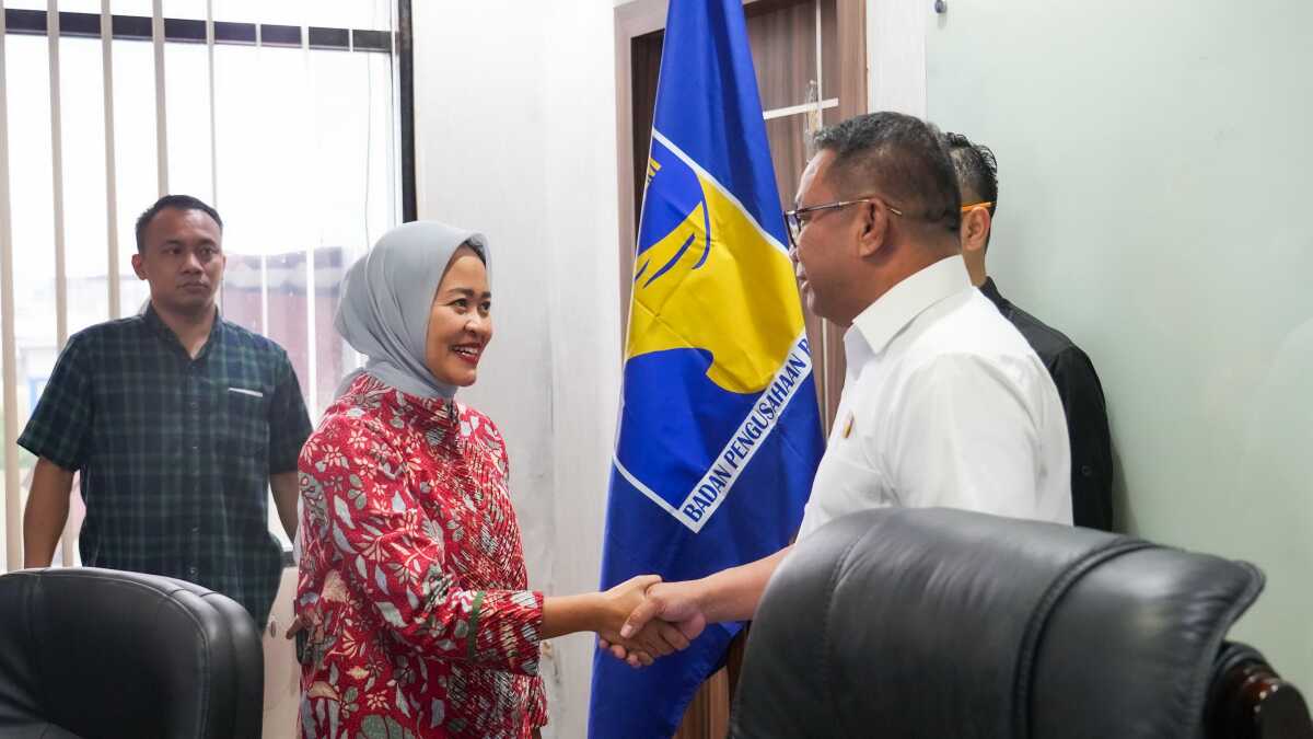 Anggota/Deputi Bidang Investasi dan Pengusahaan Badan Pengusahaan (BP) Batam, Fary Djemy Francis (kanan) menerima kunjungan dari PT Caterpillar Indonesia di Gedung Utama BP Batam pada Kamis (15/5/2025). (Foto: humasbpbatam)