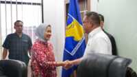 Anggota/Deputi Bidang Investasi dan Pengusahaan Badan Pengusahaan (BP) Batam, Fary Djemy Francis (kanan) menerima kunjungan dari PT Caterpillar Indonesia di Gedung Utama BP Batam pada Kamis (15/5/2025). (Foto: humasbpbatam)