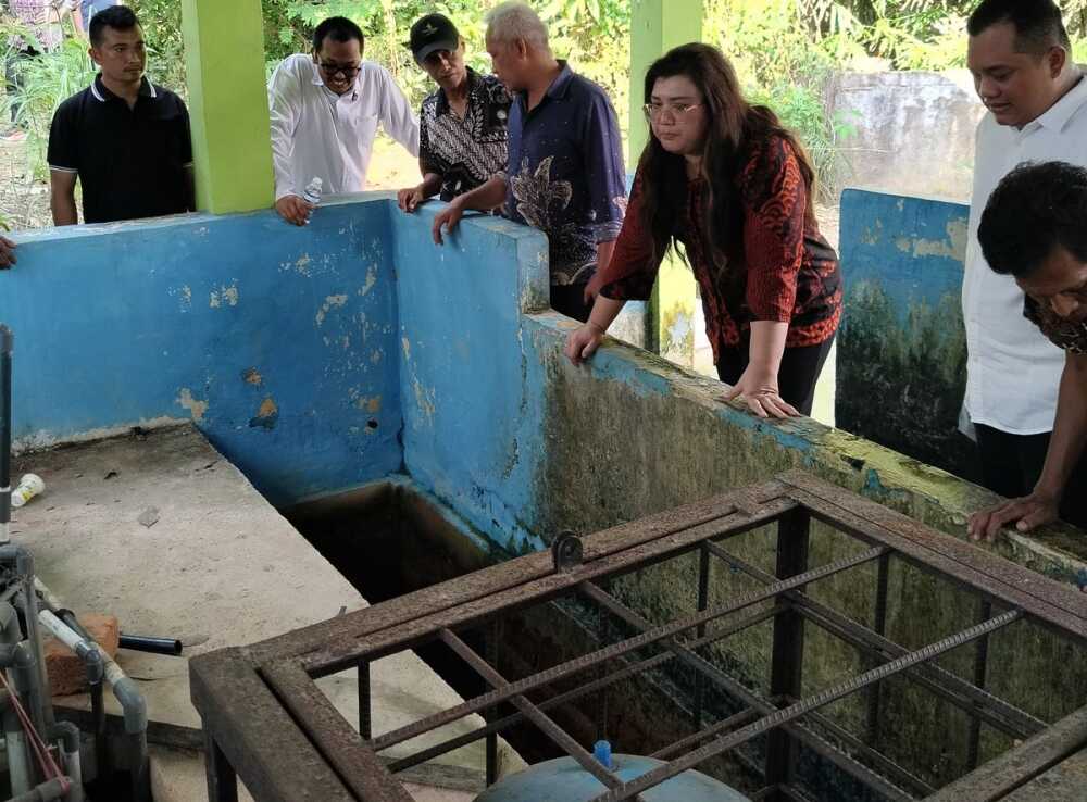 BP Batam melalui Anggota Bidang Pelayanan Umum, Ariastuty Sirait (3 kanan) melakukan peninjauan distribusi air bersih di Kampung Tua Piayu Laut pada Rabu (7/5/2025). (Foto: humasbpbatam)