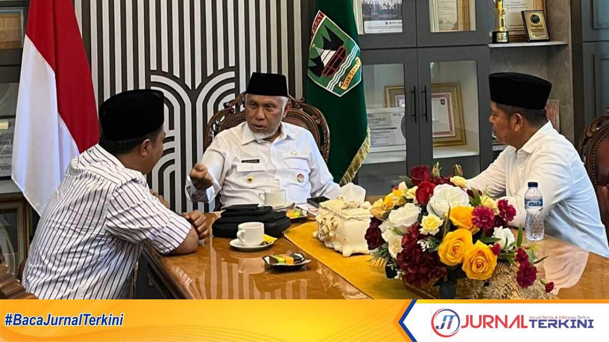 gubernur sumbar dan bupati Pasaman Gubernur Sumbar Mahyeldi Ansharullah (tengah) saat menerima Audiensi Bupati Pasaman Welly Suhery di istana Gubernur, Selasa (14/05/2025). (Foto Adpim sumbar).