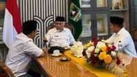 Gubernur Sumbar Mahyeldi Ansharullah (tengah) saat menerima Audiensi Bupati Pasaman Welly Suhery di istana Gubernur, Selasa (14/05/2025). (Foto Adpim sumbar).
