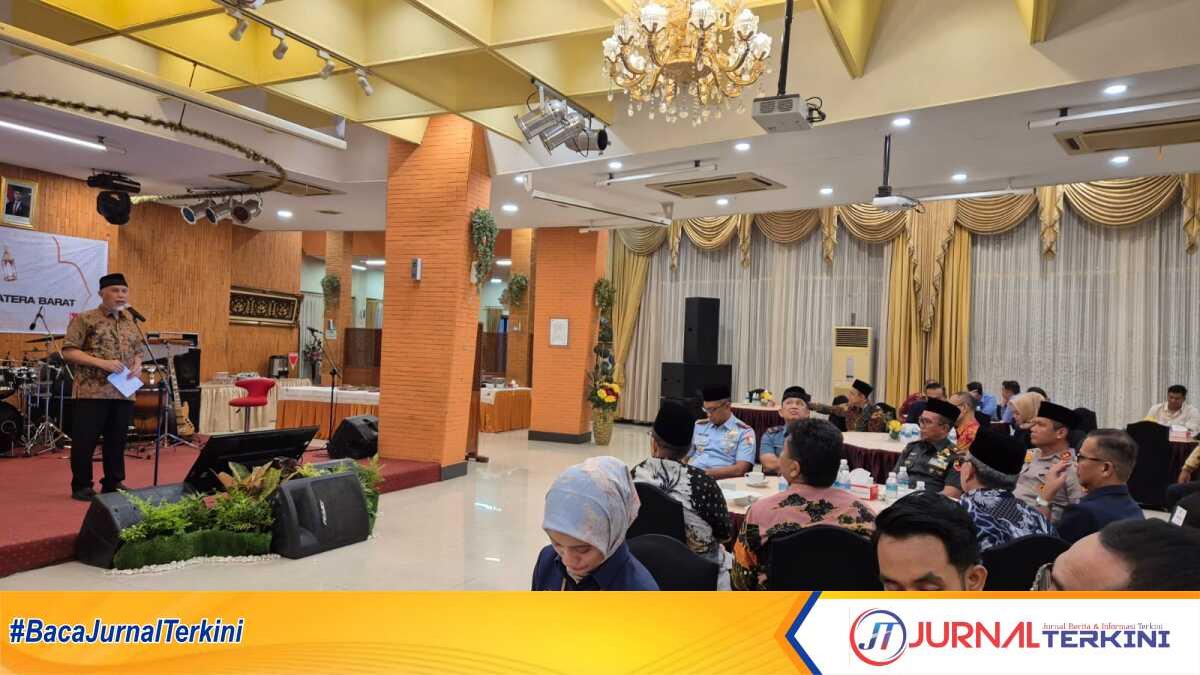 gubernur sumbar di Wisma indarung Gubernur Sumbar Mahyeldi dalam pertemuan forkopimda, BUMN, BUMD di Wisma Indarung, Rabu (30/04/2025) (foto Adpim sumbar).