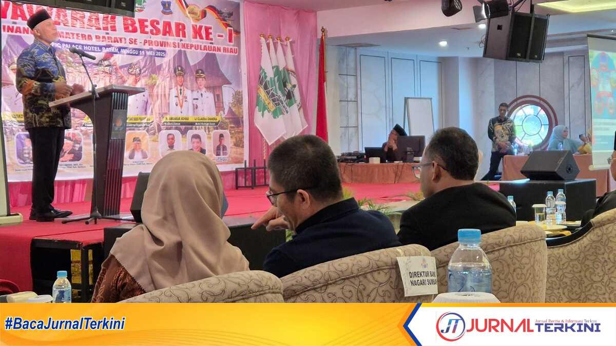 Gubernur Sumbar Mahyeldi saat membuka Mubes Organisasi Minang di Batam, Minggu (11/5/2025). (foto: adpim sumbar)