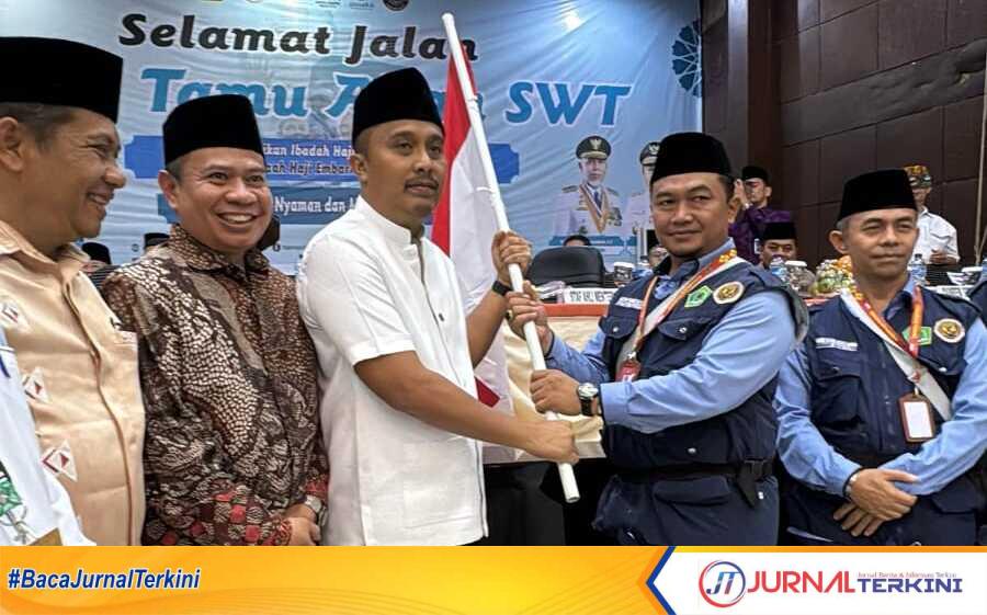 Wagub Sumbar Vasco Ruseime (no 3 dari kanan) saat pelepasan Jamaah Haji Kloter I Emberkasi Padang, Jum'at (2/5/2025). (Foto Adpim sumbar)