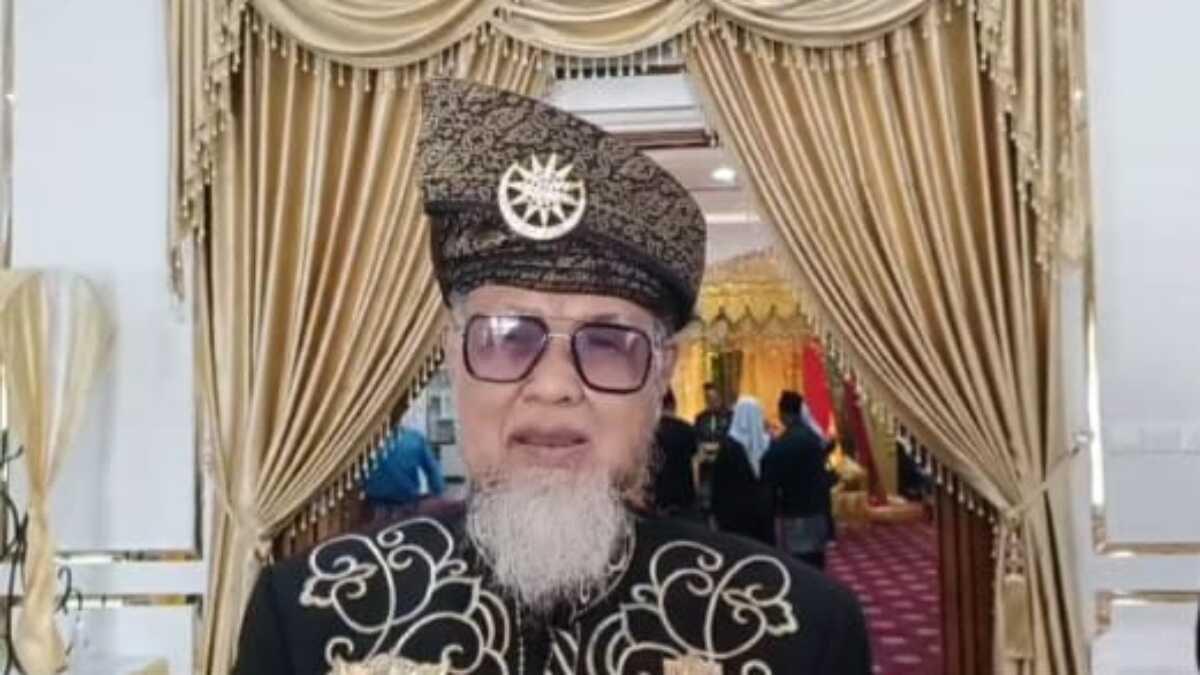Ketua Umum Majelis Rakyat Kepri Dato' Huzrin Hood menghadiri Penganugerahan Gelar Kebesaran Adat Dato’ Wira Setia Amanah dan Dato’ Timbalan Setia Amanah yang diberikan kepada Bupati Karimun Iskandarsyah dan Wakil Bupati Karimun Rocky Marciano Bawole bertempat Rumah Dinas Bupati Karimun, Rabu (28/05/2025). (JurnalTerkini.id/edy kencana)
