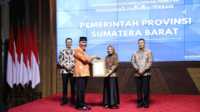 indeks reformasi birokrasi sumbar Gubernur Sumbar, Mahyeldi Ansharullah menerima penghargaan capaian indeks reformasi birokrasi tahun 2024 di Jakarta, Rabu (30/04/20205). (Foto Adpim sumbar)