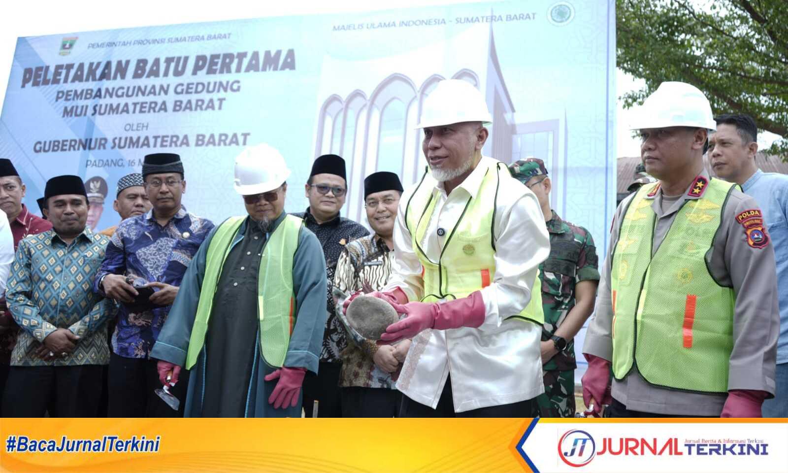 Gubernur Sumbar Mahyeldi Ansharullah saat meresmikan pembangunan kantor MUI Sumbar, Jum'at (16/05/2025) (foto Adpim sumbar)