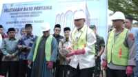 Gubernur Sumbar Mahyeldi Ansharullah saat meresmikan pembangunan kantor MUI Sumbar, Jum'at (16/05/2025) (foto Adpim sumbar)