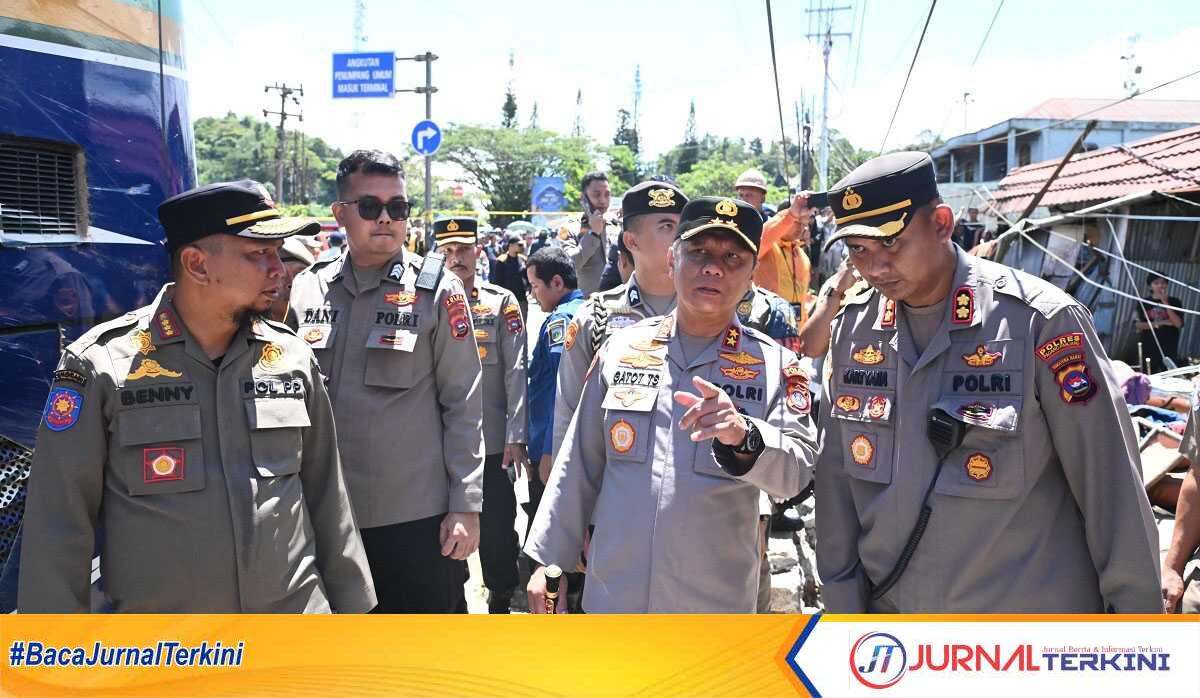 Kapolda Sumbar, Irjen Pol Gatot Tri Suryanta, meninjau langsung lokasi kecelakaan tragis yang melibatkan bus ALS di kawasan Terminal Busur, Kelurahan Bukit Surungan, Kota Padang Panjang, pada Selasa (6/5/2025) siang. (JurnalTerkini.id/Amryan)
