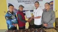 karang taruna harjosari-2 Pimpinan sidang Suroto menyerahkan hasil musyawarah pemilihan Ketua Karang Taruna masa bakti 2025-2030 kepada Indra, Lurah Harjosari. (JurnalTerkini.id/edy kencana)
