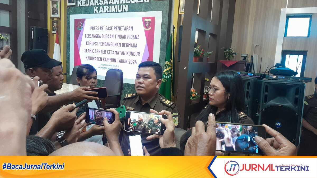 kasi pidsus kejari karimun Kepala Seksi Pidana Khusus (Kasi Pidsus) Kejari Karimun Dedi Januarto Simatupang dalam keterangan pers usai rilis pers kasus dugaan korupsi proyek dermaga Islamic Center di Kejari Karimun, Senin (26/5/2025). (JurnalTerkini.id/Rusdi)