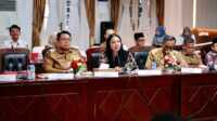 Bupati Dharmasraya saat menyampaikan Aspirasi Masyarakat di dalam rapat terbatas Kepala Daerah Se-Sumbar, Padang. (humas pemkab dharmasraya)