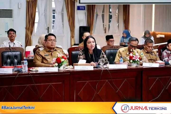 Bupati Dharmasraya saat menyampaikan Aspirasi Masyarakat di dalam rapat terbatas Kepala Daerah Se-Sumbar, Padang. (humas pemkab dharmasraya)