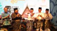 kenduri seni melayu batam Kepala Badan Pengusahaan (BP) Batam Amsakar Achmad memainkan alat musik biola dalam Kenduri Seni Melayu ke-26 di kawasan Harbour Bay, Kota Batam, Sabtu (17/5/2025). (Foto: humasbpbatam)