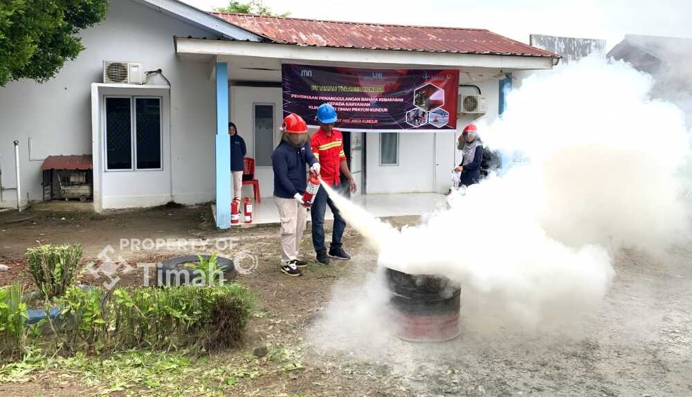 Tim Department HSE PT Timah Area Kundur melaksanakan kegiatan pembinaan pemadam kebakaran bagi pegawai Klinik Pratama Bakti Timah Perayun kundur beberapa waktu lalu. (Timah)