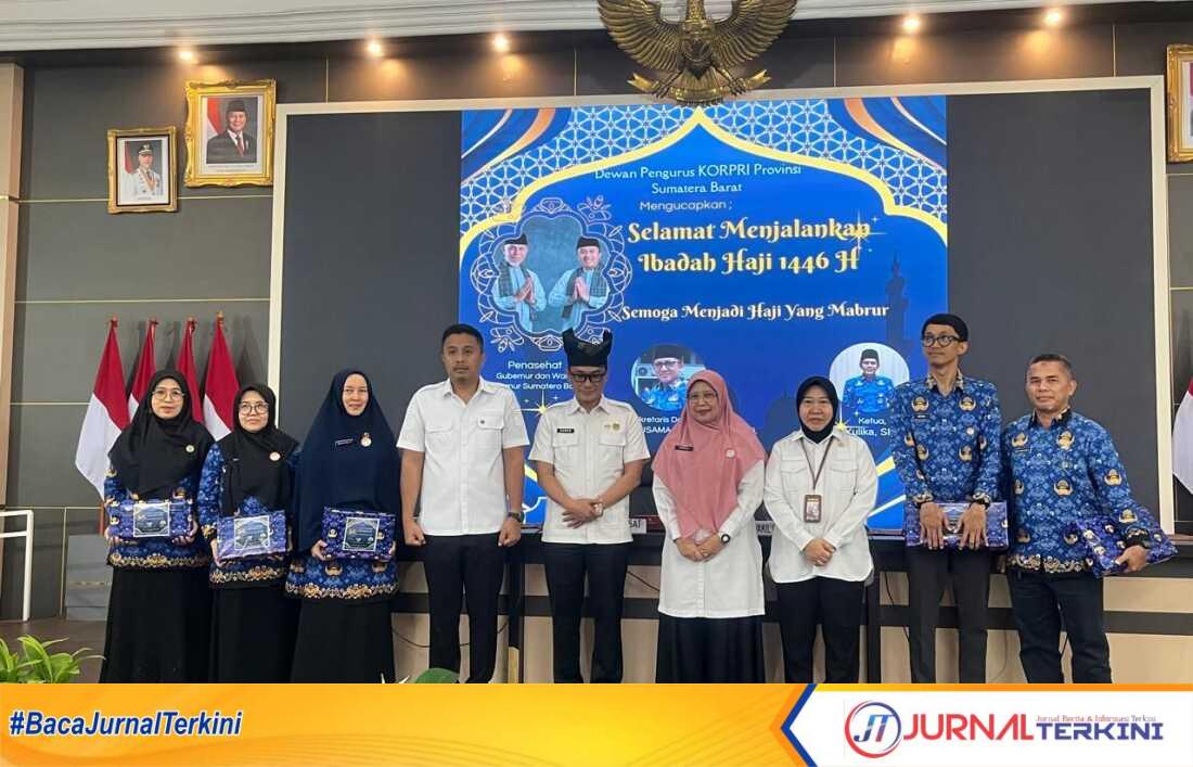 Korpri Sumbar memberikan cinderamata untuk ASN yang naik haji, Rabu (30/04/2025). (Foto Adpim sumbar).