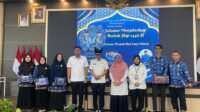 Korpri Sumbar memberikan cinderamata untuk ASN yang naik haji, Rabu (30/04/2025). (Foto Adpim sumbar).
