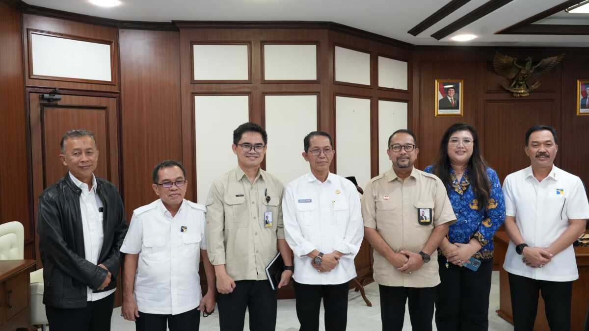 Kepala BP Batam, Amsakar Achmad (tengah), menerima kunjungan kerja Tenaga Ahli Utama (Deputi IV) Kantor Staf Presiden Republik Indonesia Bidang Infrastruktur dan Pengembangan Wilayah, Prof. Resdiansyah. (Foto: humasbpbatam)