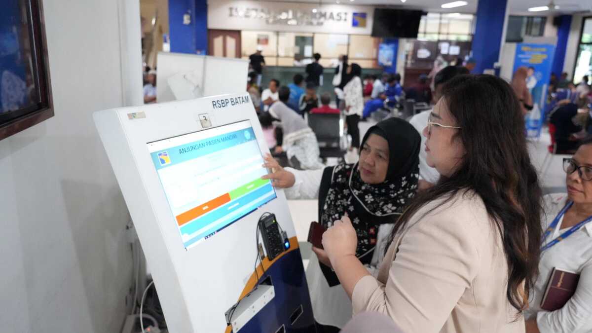 layanan RSBP Batam Anggota/Deputi Bidang Pelayanan Umum Badan Pengusahaan (BP) Batam, Ariastuty Sirait meninjau pelayanan di RSBP Batam pada Kamis (15/5/2025). (Foto: humasbpbatam)