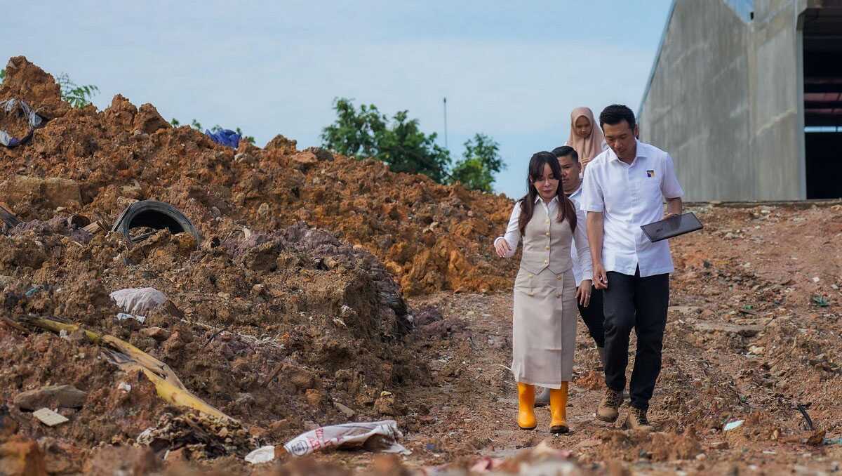 li claudia tinjau drainase Wakil Kepala BP Batam, Li Claudia Chandra meninjau pekerjaan drainase, Selasa (6/5/2025). (foto: humasbpbatam)