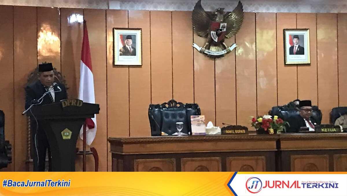 lkpj bupati karimun 2024 Wakil Bupati Karimun Rocky Marciano Bawole memberikan tanggapan terhadap laporan pansus LKPj Bupati tahun anggaran 2024 dalam rapat paripurna di Ruang Rapat Balai Rong Sri DPRD Kabupaten Karimun, Senin (26/05/2025). (JurnalTerkini.id/edy kencana)