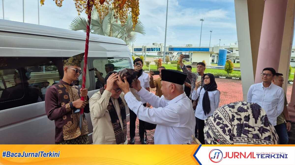 Gubernur Sumbar Mahyeldi saat menyambut Mendag RI Budi Santoso di BIM, Jum'at (9/5/2025).(Foto Adpim sumbar)