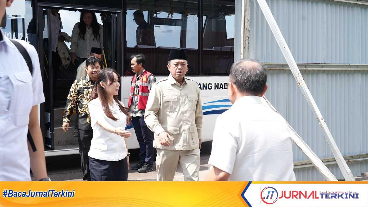 Wakil Kepala BP Batam, Li Claudia Chandra, menyambut kunjungan kerja Menteri Agraria dan Tata Ruang/Kepala Badan Pertanahan Nasional (ATR/BPN), Nusron Wahid, di Gedung VVIP Bandara Internasional Hang Nadim, Kamis (8/5/2025). (foto: humasbpbatam)