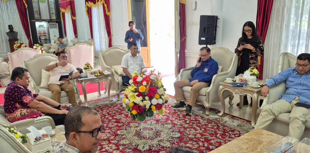 menteri PUPR ke sumbar Kepala dinas BMCKTR Sumbar, Erasukma Munaf memimpin rapat penyambutan kunker menteri PUPR, Kamis (01/05/2025). (Foto Adpim sumbar).