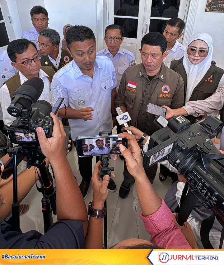 mitigasi bencana sumbar Wagub Sumbar Vasko Ruseimy saat di wawancara jurnalis. (Foto Adpim sumbar).