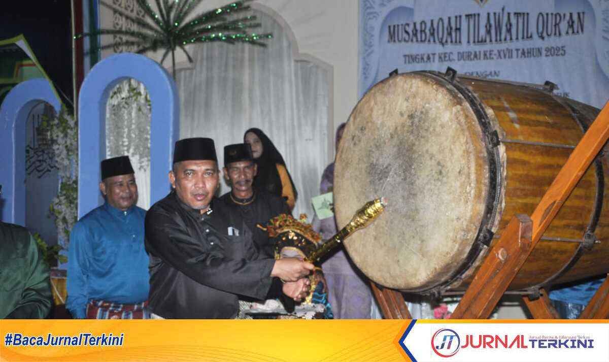 Wakil Bupati Karimun Rocky Marciano Bawole menabuh bedug tanda dimulainya resmi pembukaan MTQ Kecamatan Durai ke-17, Kamis (15/05/2025) malam. (JurnalTerkini.id/edy kencana)