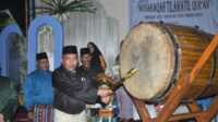 mtq durai Wakil Bupati Karimun Rocky Marciano Bawole menabuh bedug tanda dimulainya resmi pembukaan MTQ Kecamatan Durai ke-17, Kamis (15/05/2025) malam. (JurnalTerkini.id/edy kencana)